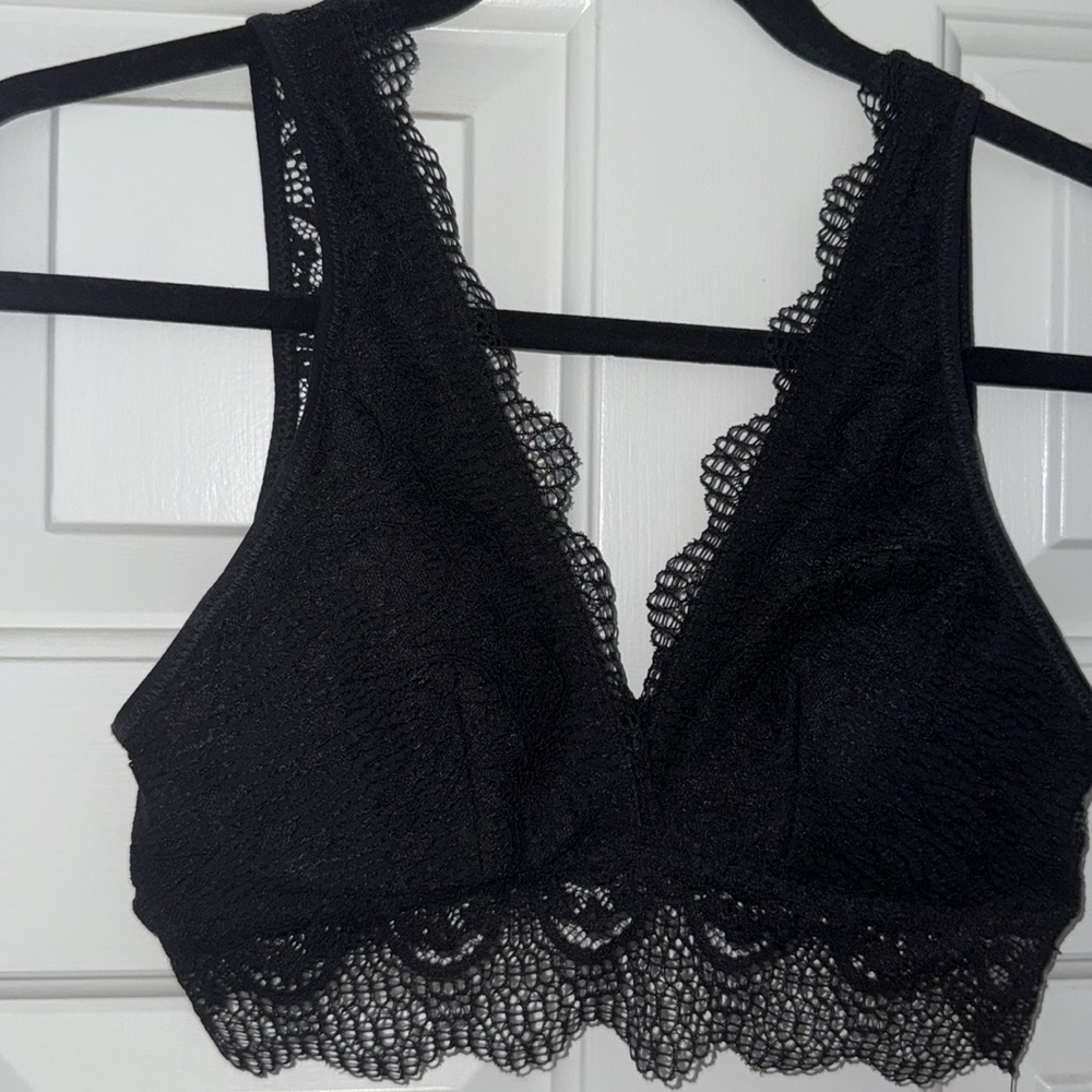 NWT
NEW
Sz S fits XS 
Elegant Black Lace Bralette
PADDED BRA 
Plunging V‎